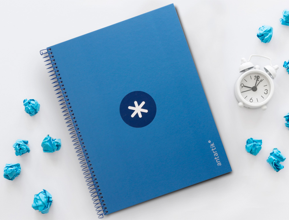 ANTARTIK - Cuaderno espiral liderpapel A4 micro tapa forrada 80h 90 gr cuadro 5mm 1 banda 4 taladros azul oscuro (Ref. KB27)