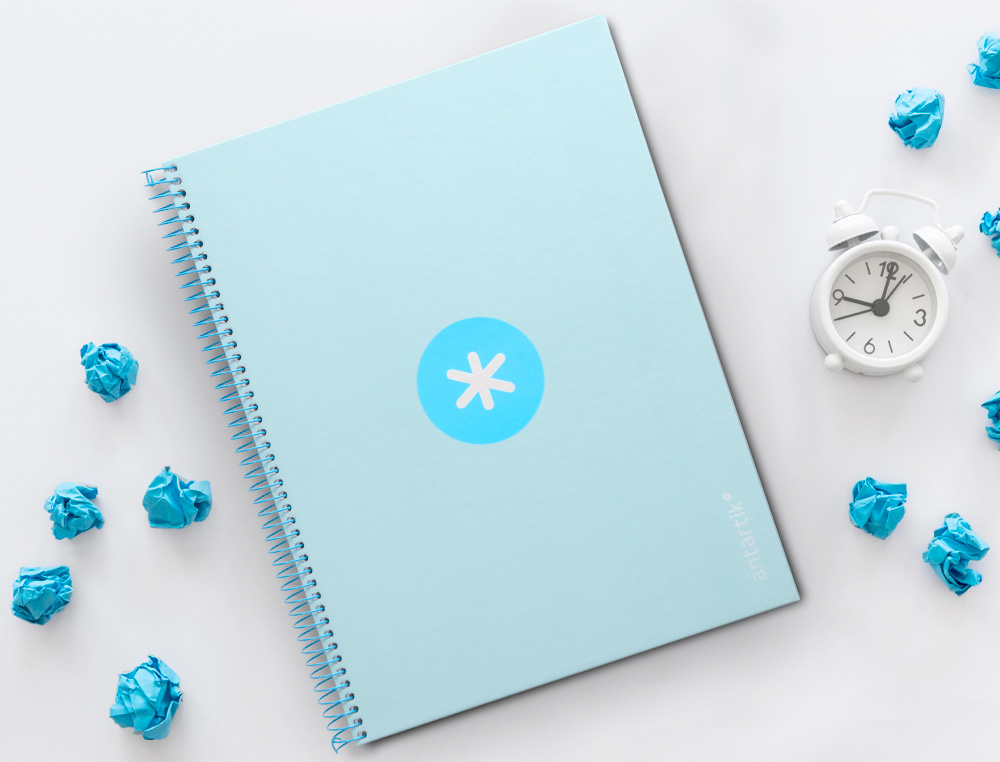 ANTARTIK - Cuaderno espiral liderpapel A4 micro tapa forrada 80h 90 gr cuadro 5mm 1 banda 4 taladros celeste (Ref. KB25)