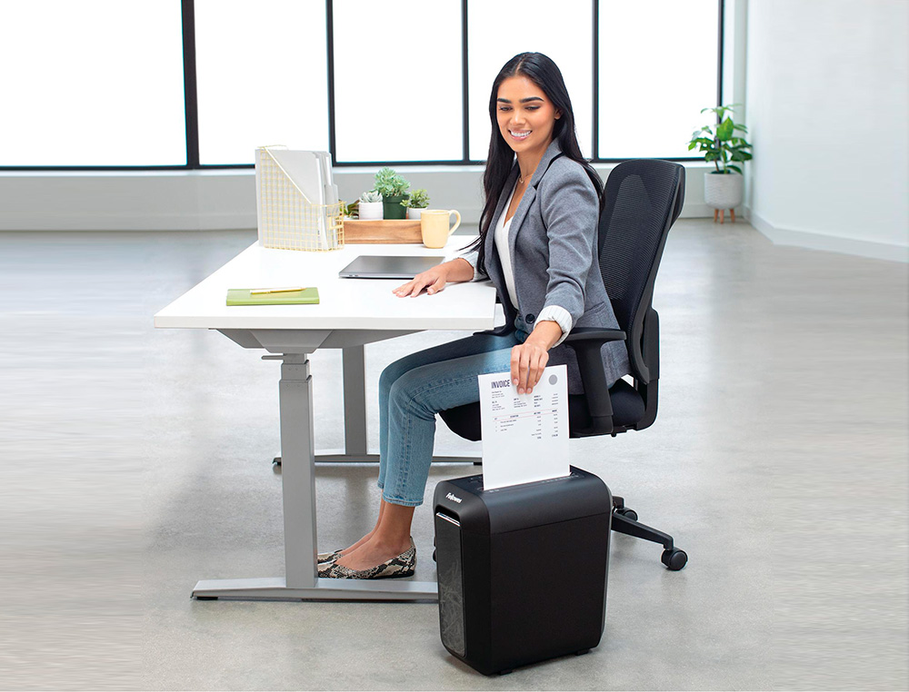 FELLOWES - Destructora de documentos lx-65 capacidad de corte 10 h seguridad p4 destruye grapas clips y (Ref. 4400701)