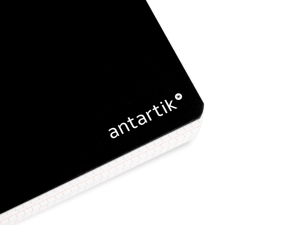 ANTARTIK - Cuaderno espiral liderpapel A4 tapa dura 80h 100gr cuadro 4mm con margen color negro (Ref. KB13)