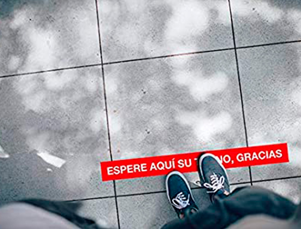 APLI - Cinta de señalizacion adhesiva espere su turno 100 x 10 cm (Ref. 18596)