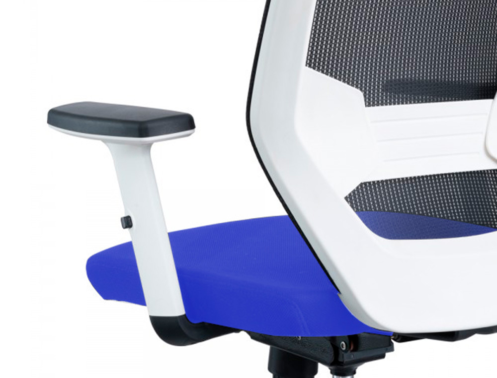 ROCADA - Silla de oficina con brazos regulables y respaldo malla negro tapizada en tela ignifuga azul color blanco (Ref. 908W-3)