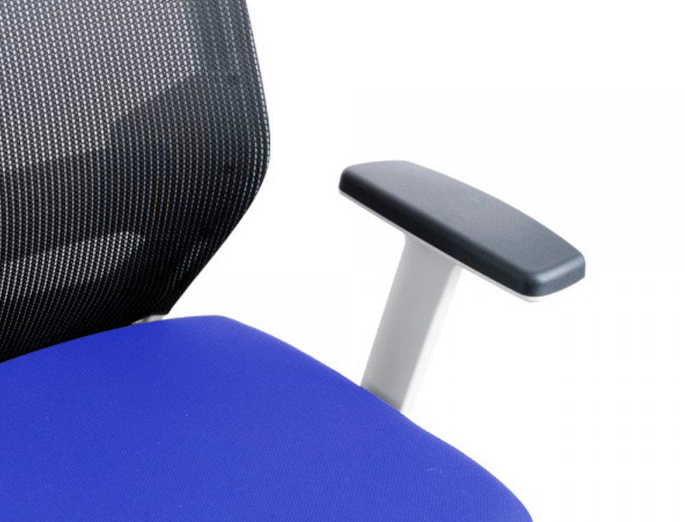 ROCADA - Silla de oficina con brazos regulables y respaldo malla negro tapizada en tela ignifuga azul color blanco (Ref. 908W-3)