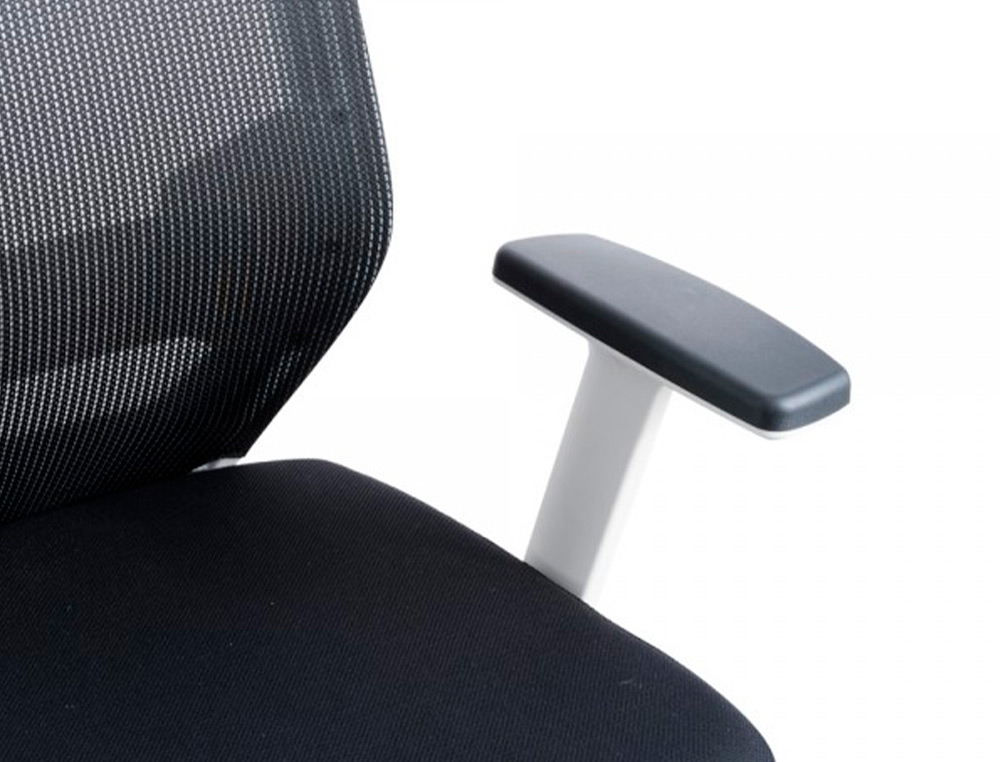 ROCADA - Silla de oficina con brazos regulables y respaldo malla negro tapizada en tela ignifuga negro color blanco (Ref. 908W-4)