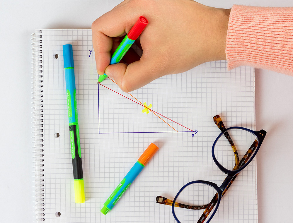 SCHNEIDER - Boligrafo slider caucho triangular 85% bioplastico exp. 80 unidades surtidas + 20 fluorescentes (Ref. SH2833)