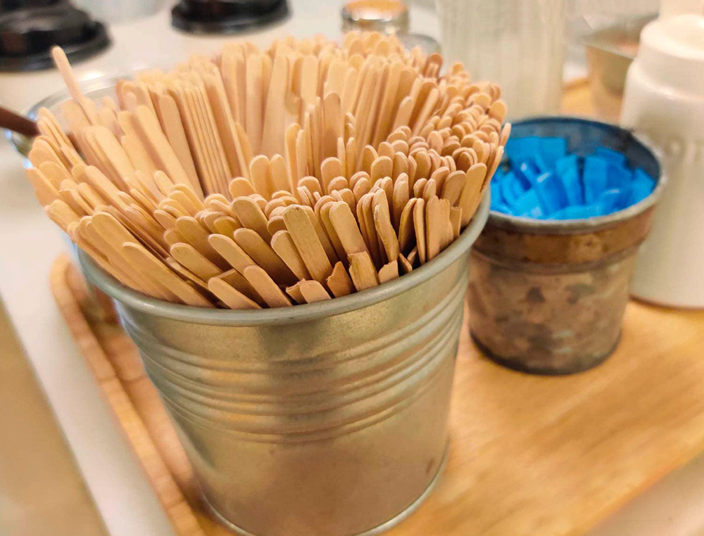 BLANCA - Paletina agitadora de madera 14 cm para el cafe con funda individual bolsa de 1000 unidades (Ref. 160286)