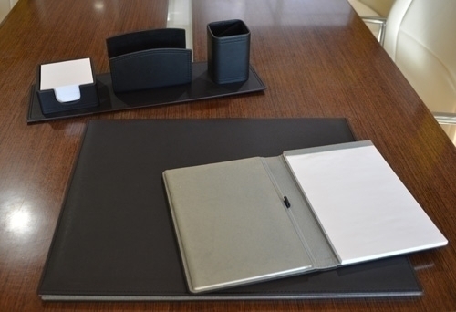 TOMAS CARNERO - CONJUNTO ESCRITORIO ESCRIBANIA POLIPIEL NEGRO (Ref.REF. 37)