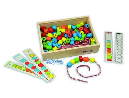 ANDREUTOYS - Juego formas para ensartar + 10 cordones + 10 plantillas caja de 150 unidades surtidas (Ref. 16233)